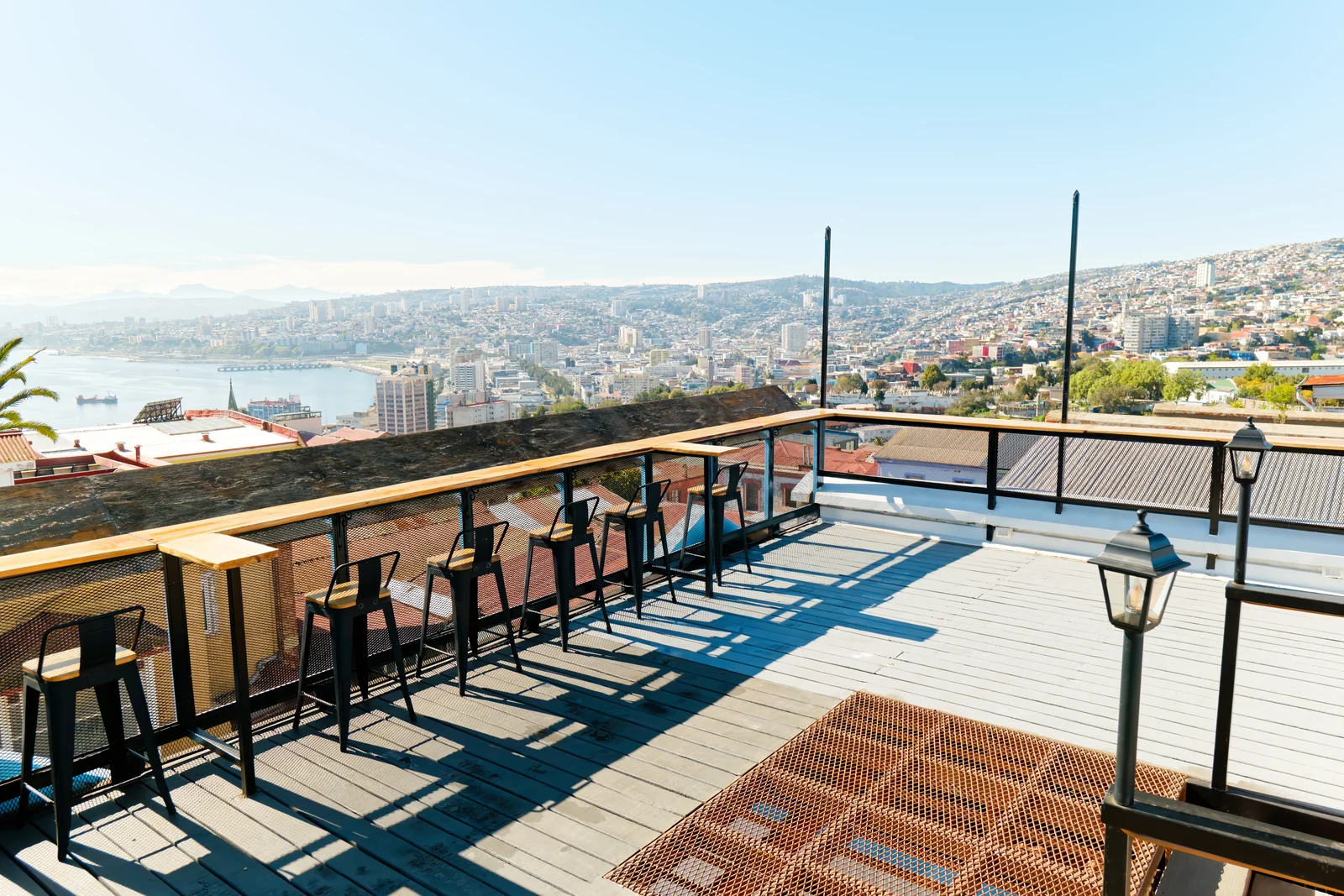 Terraza de CasaFran con mesas y vista a la bahía de Valparaíso
