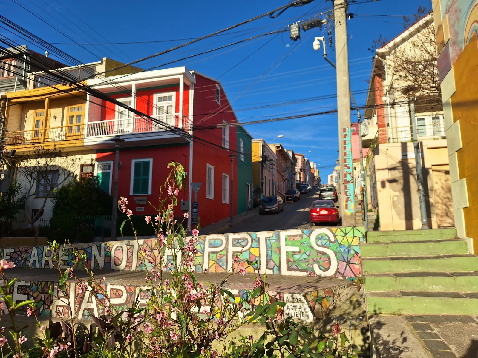 Escalera y fachadas de colores en Cerro Alegre, Valparaíso