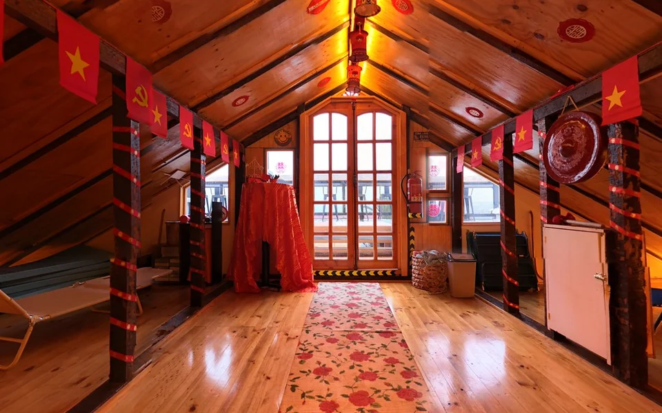 Mansarda de CasaFran con decoración china y vigas de madera